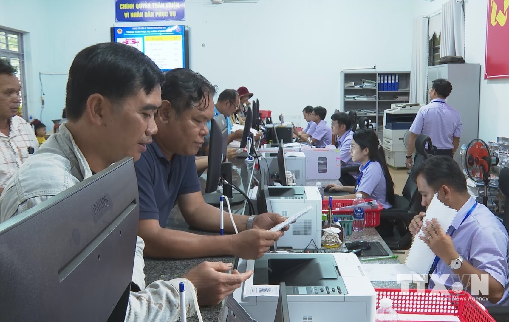 Người dân đến Trung tâm Phục vụ hành chính công xã Đăk Ơ thực hiện thủ tục hành chính công. (Ảnh: K GỬIH/TTXVN)